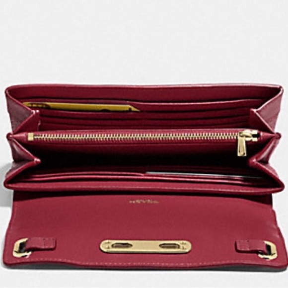 COACH Swagger Black Cherry Red
Wallet in Pebble Leather - Picture 2 of 9